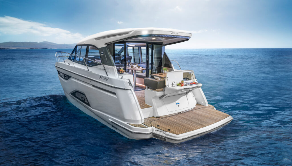 BAVARIA R40 COUPE aft cockpit and bathing platform