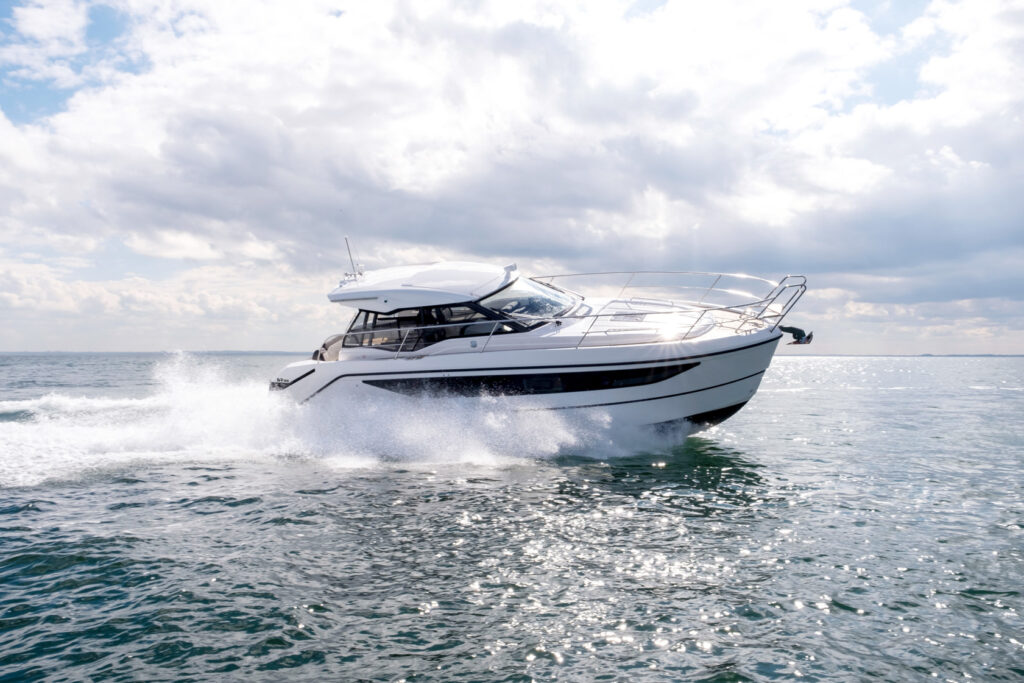 BAVARIA SR35 motor yacht cruising at sea