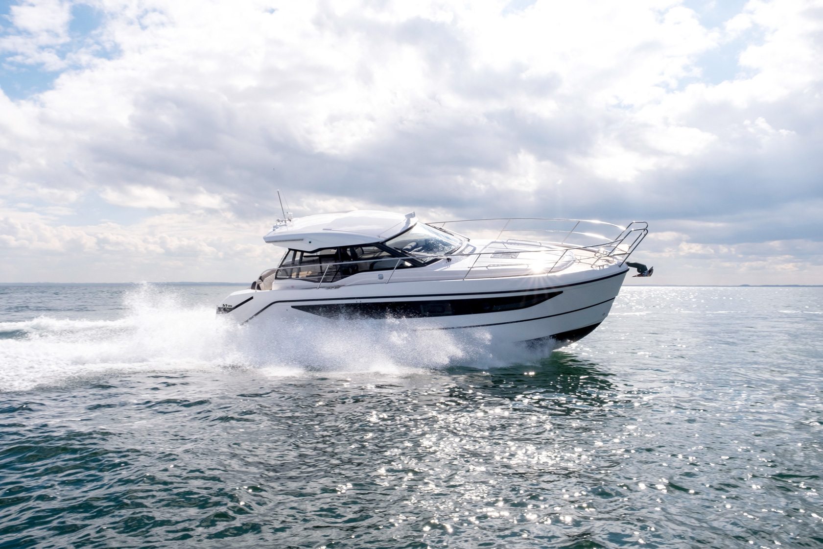 BAVARIA SR35 motor yacht cruising at sea