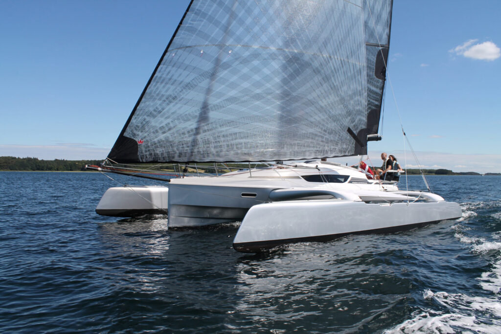 Dragonfly 28 trimaran sailing at speed with sails fully set