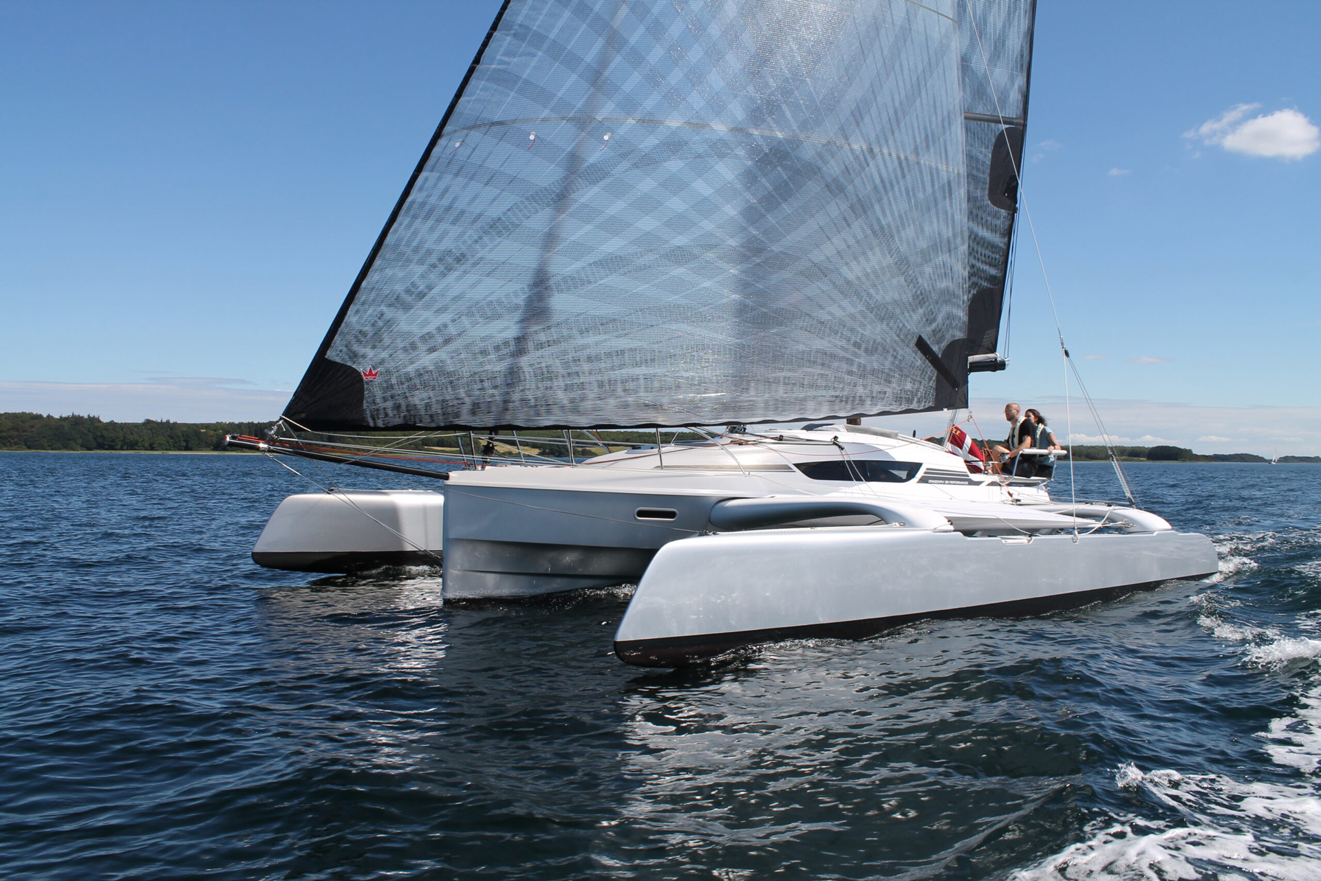 Dragonfly 28 trimaran sailing at speed with sails fully set