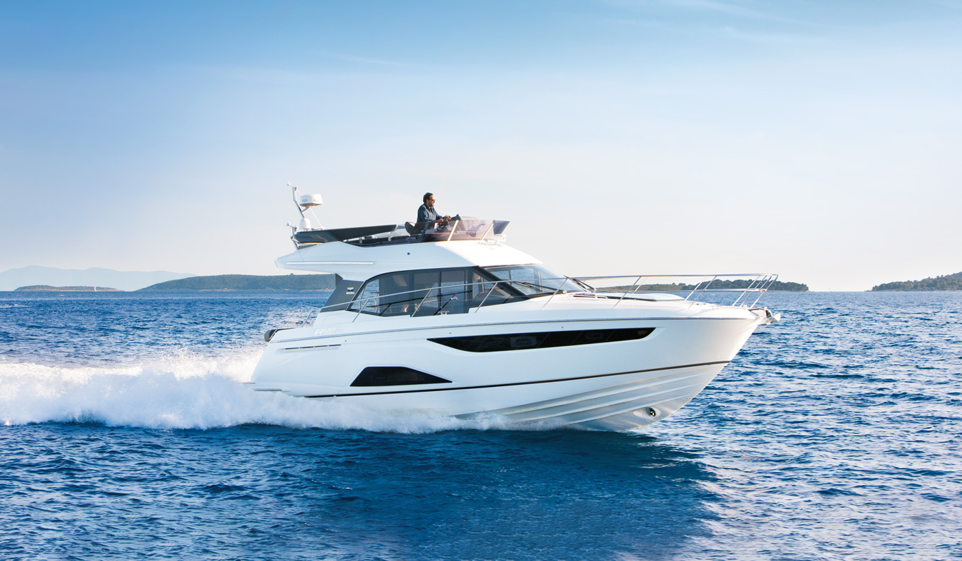BAVARIA R40 FLY motor yacht cruising at sea