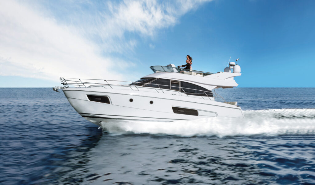 BAVARIA VIRTESS 420 FLY flybridge motor yacht cruising at sea