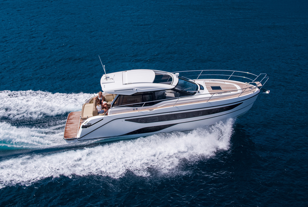 BAVARIA SR38 motor yacht cruising at sea