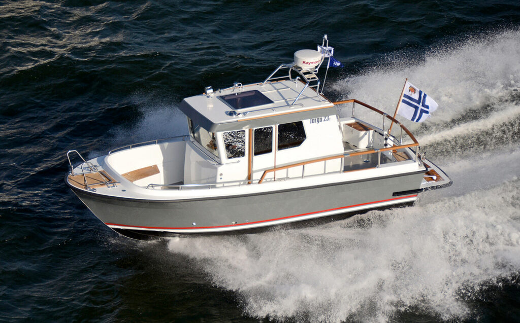 Targa 23.1 motor boat cruising at speed on open water