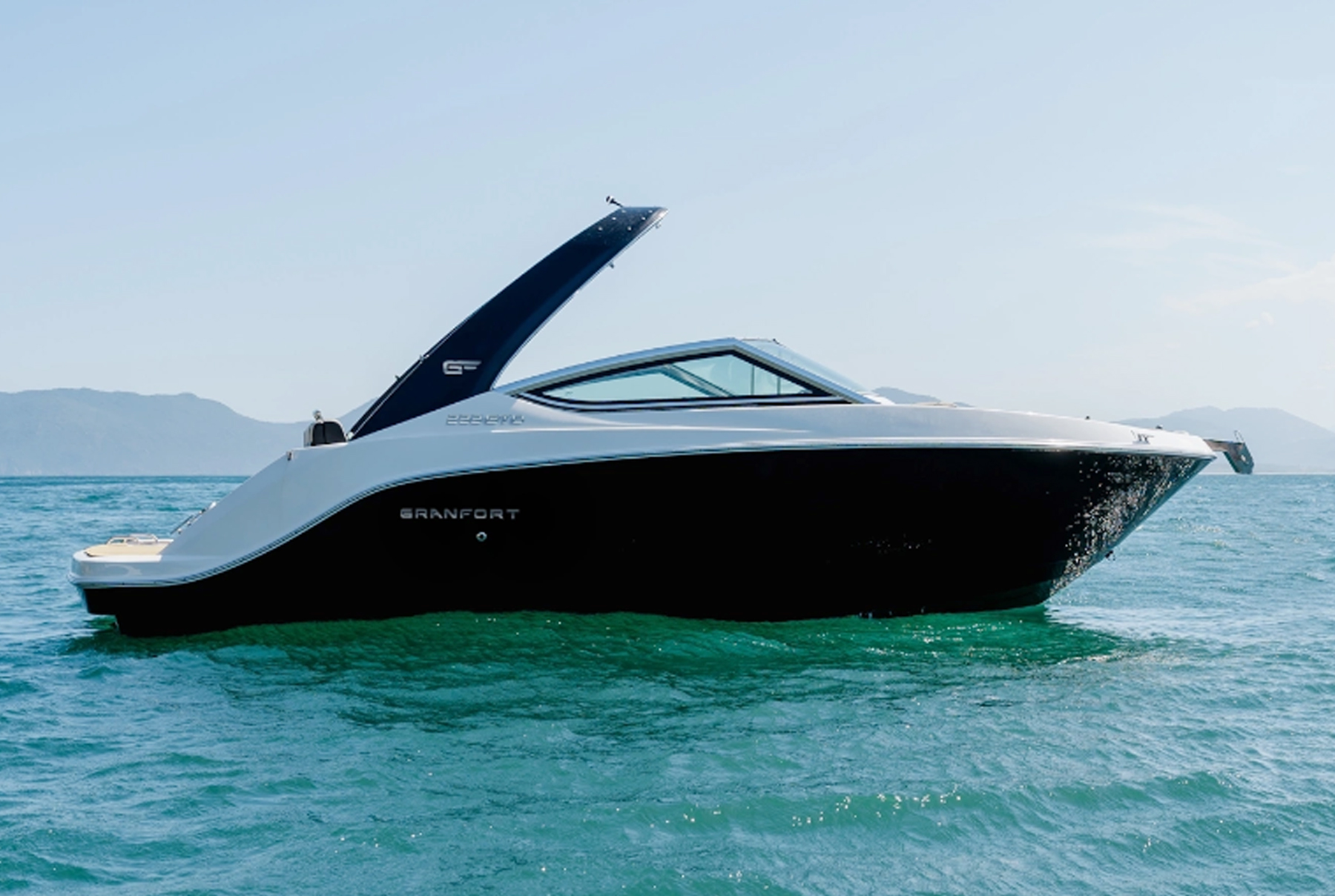 Side profile of the Granfort 242 GTO featuring its black hull and sport arch