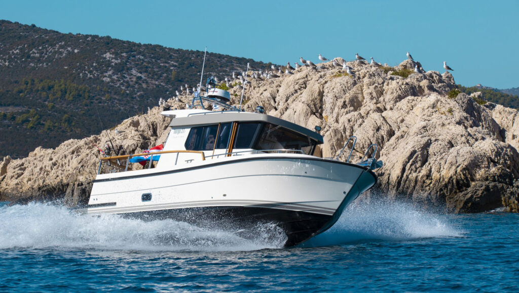 Targa 27.2 TF exterior profile showing the pilothouse and open aft deck