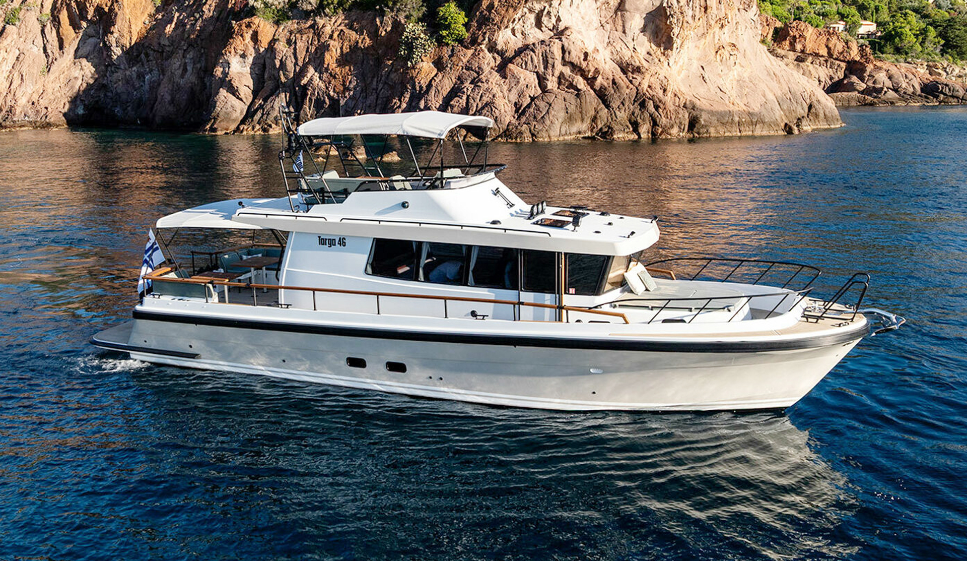 Targa 46 side profile showing the pilothouse and flybridge